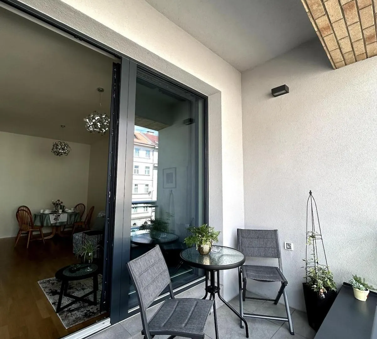 Viktoria Suite With Garage & Balcony Prag Daire